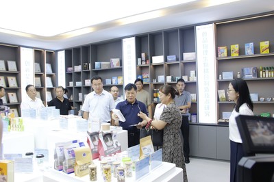舞阳县委书记王彦民率民营企业家赴中原食品实验室考察 共谋健康产品研发新路径