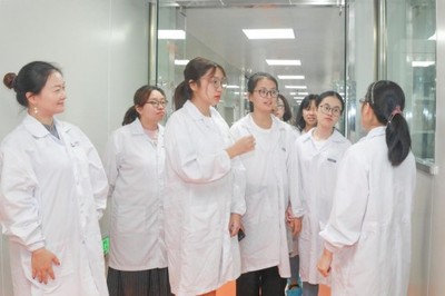 助力“健康中国2030”，大学生食品营养安全中国行走进健合健康产品研发